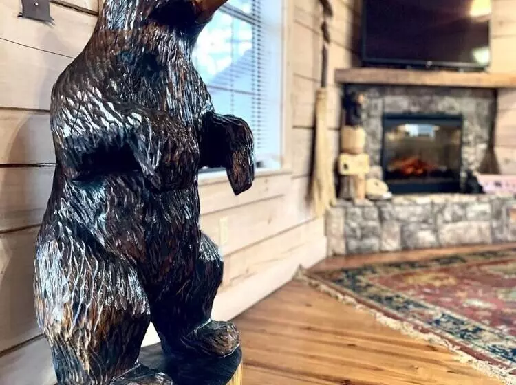 Perfectly Private! Hot Tub, King Sized Bed, Grill, Washer/dryer, And Motorcycle Friendly! Studio Cab