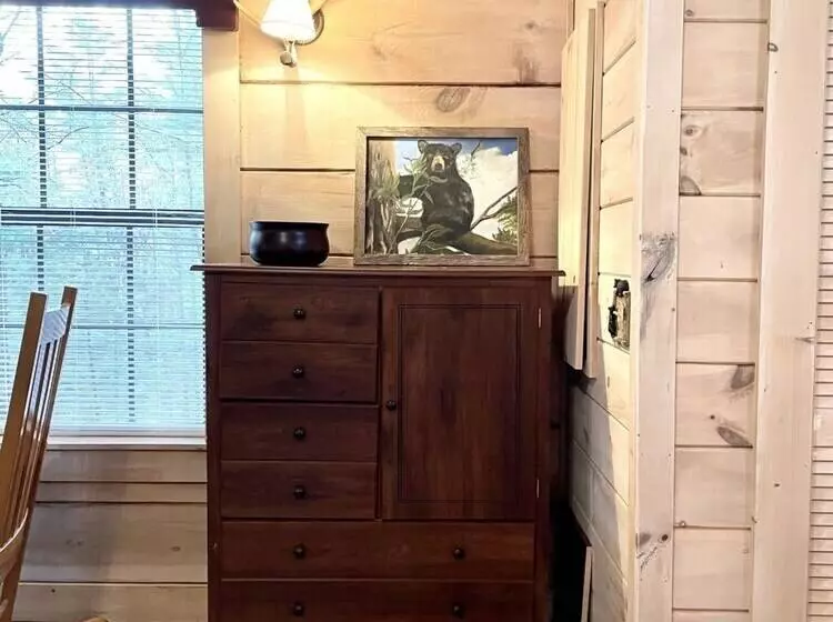 Perfectly Private! Hot Tub, King Sized Bed, Grill, Washer/dryer, And Motorcycle Friendly! Studio Cab