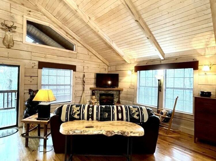 Perfectly Private! Hot Tub, King Sized Bed, Grill, Washer/dryer, And Motorcycle Friendly! Studio Cab