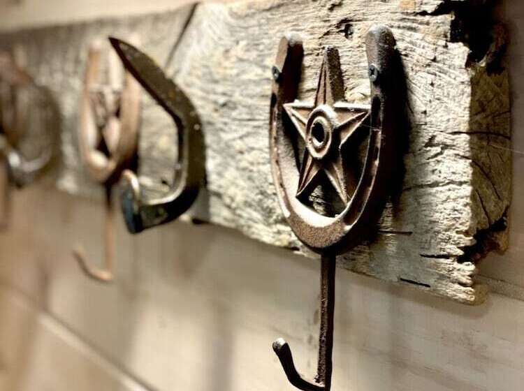 Perfectly Private! Hot Tub, King Sized Bed, Grill, Washer/dryer, And Motorcycle Friendly! Studio Cab