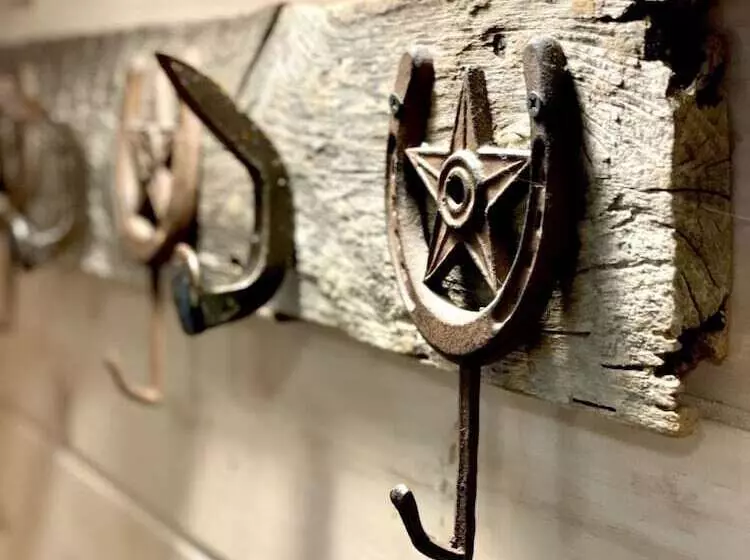 Perfectly Private! Hot Tub, King Sized Bed, Grill, Washer/dryer, And Motorcycle Friendly! Studio Cab