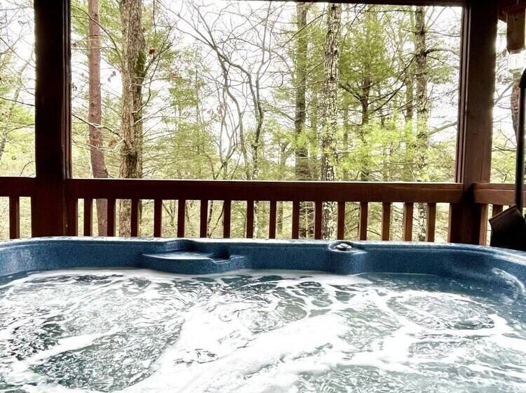 Perfectly Private! Hot Tub, King Sized Bed, Grill, Washer/dryer, And Motorcycle Friendly! Studio Cab