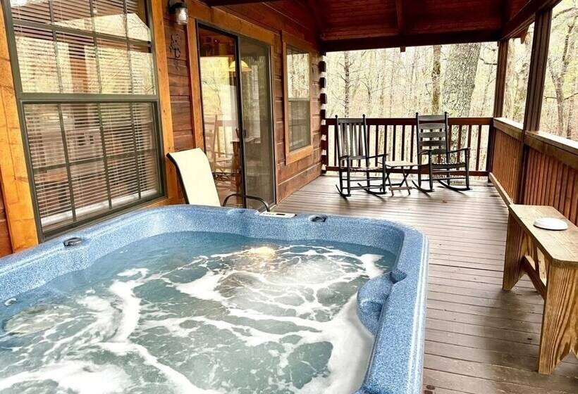 Perfectly Private! Hot Tub, King Sized Bed, Grill, Washer/dryer, And Motorcycle Friendly! Studio Cab