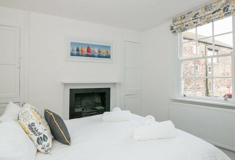 Apartment 1 @ 22 Foss Street