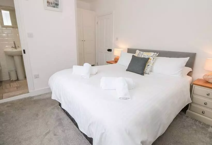 Apartment 1 @ 22 Foss Street