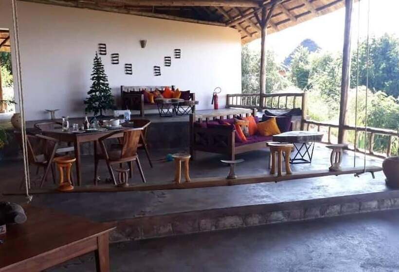 Hotelli Kikonko Lodge