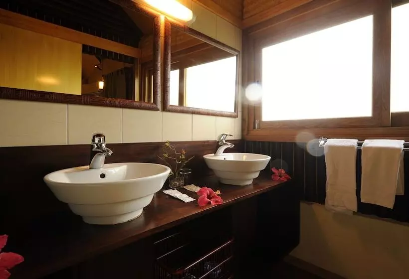 هتل Nengone Village