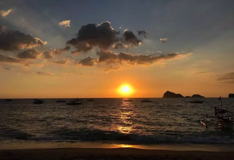 Hotelli Pundaquit Luxury Resort