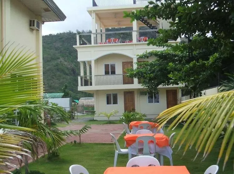 Hotelli Pundaquit Luxury Resort