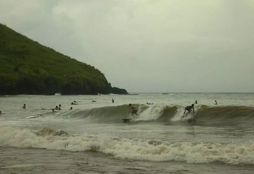 Hotelli Pundaquit Luxury Resort