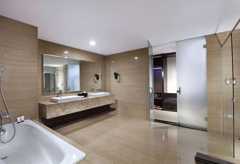 The Alana Hotel & Convention Center Solo By Aston