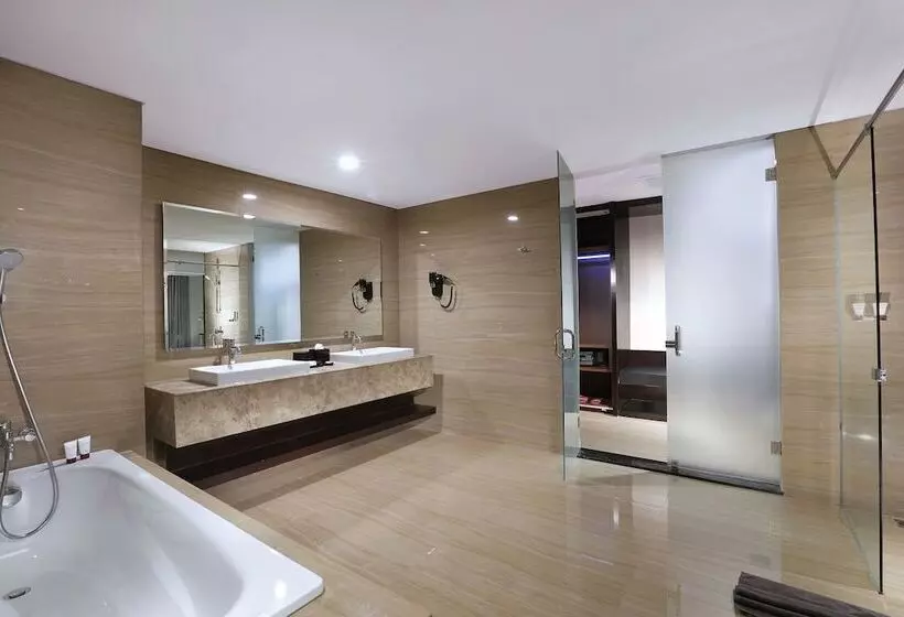 The Alana Hotel & Convention Center Solo By Aston