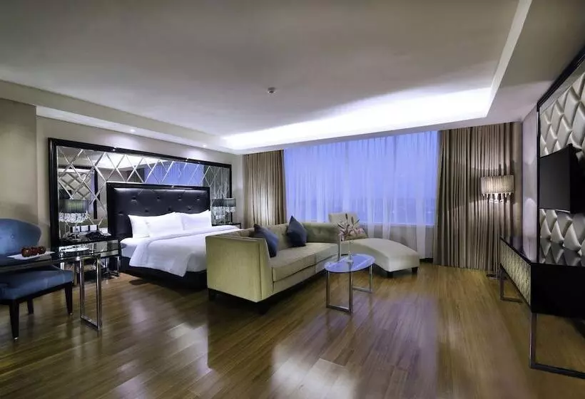 The Alana Hotel & Convention Center Solo By Aston