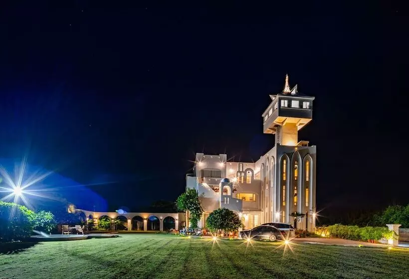 تختخواب و صبحانه The Charming Land