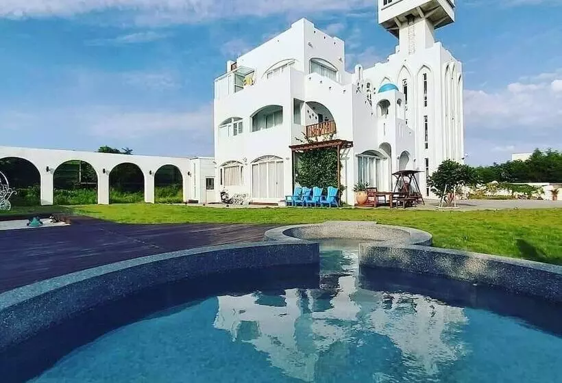 تختخواب و صبحانه The Charming Land