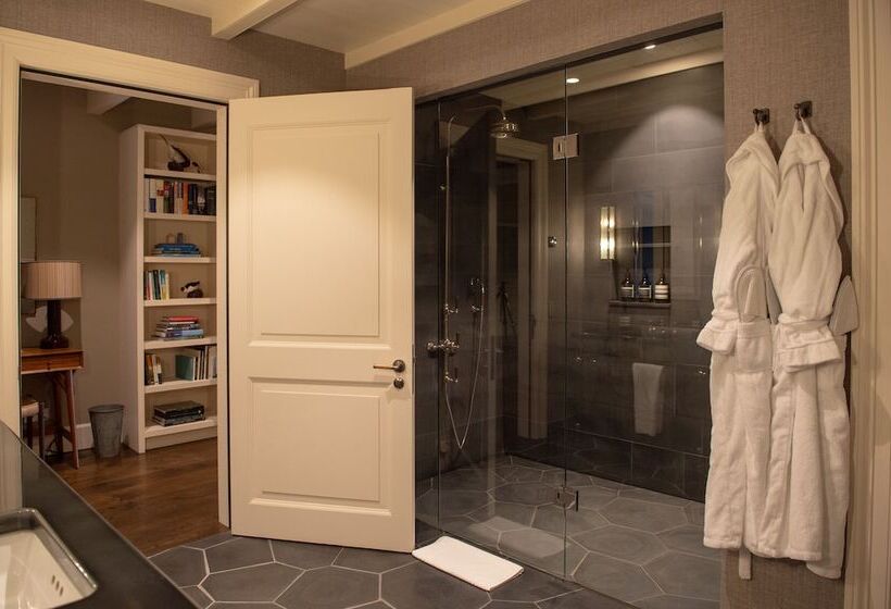 Hotel Eleven Deplar Farm