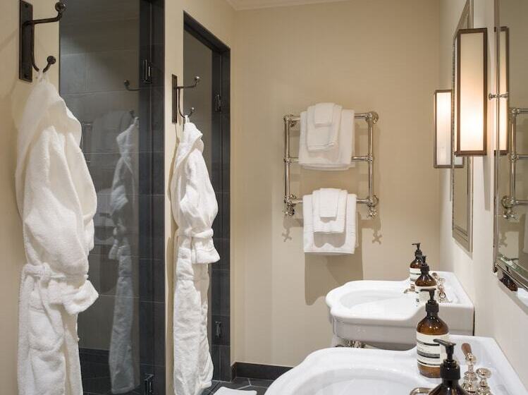 Hotel Eleven Deplar Farm