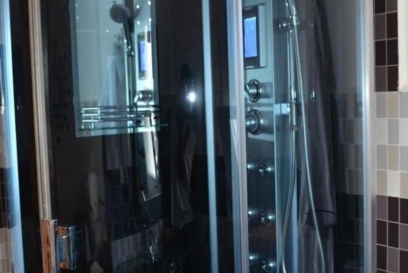 هتل Red Island Inn