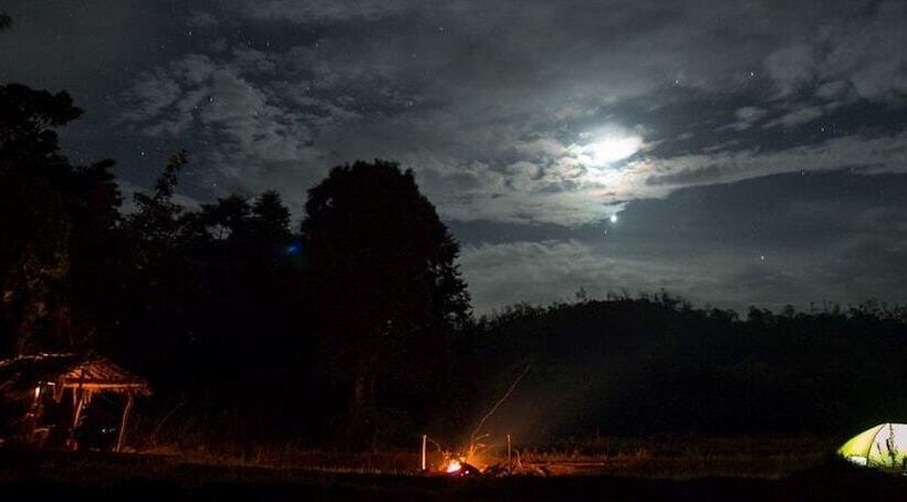 בית מלון כפרי Tropicalfolks Campers Lodge