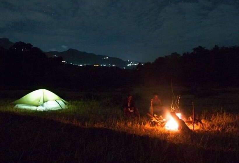 בית מלון כפרי Tropicalfolks Campers Lodge