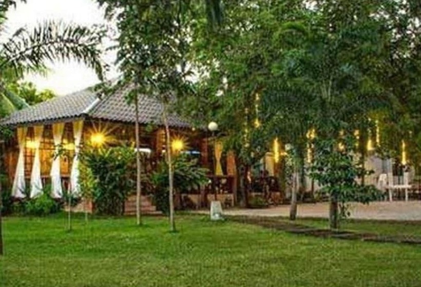 Farmhouse Hotel & Cafe