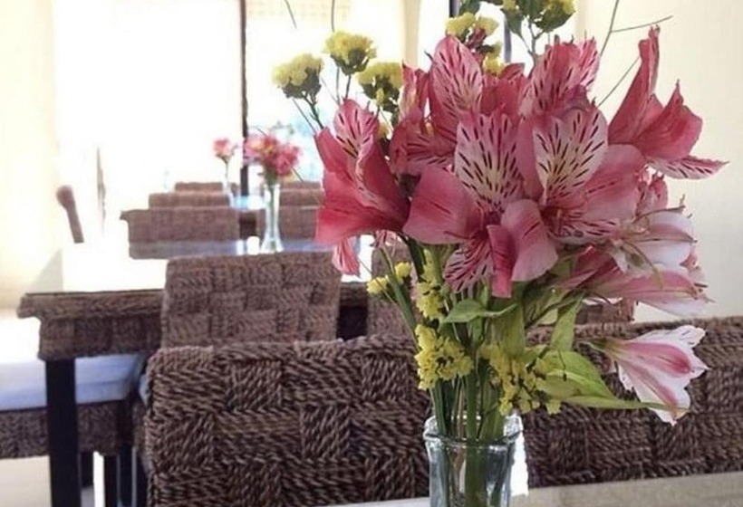 Farmhouse Hotel & Cafe