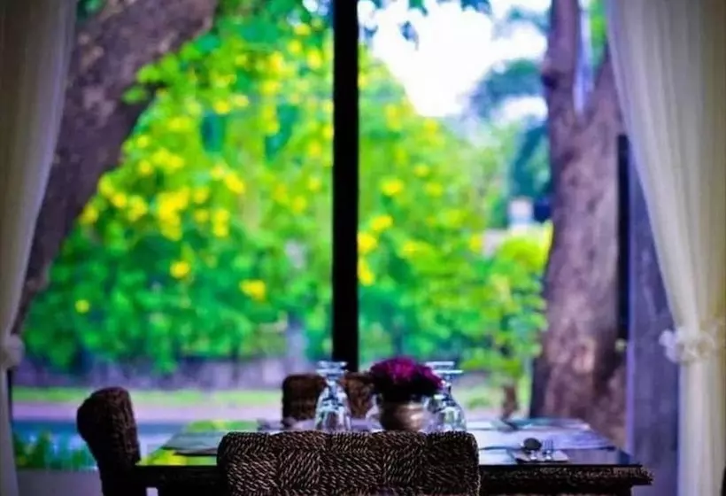 Farmhouse Hotel & Cafe