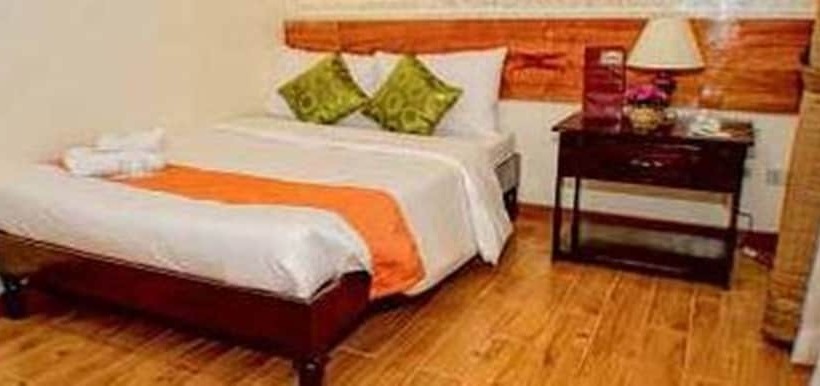 Farmhouse Hotel & Cafe