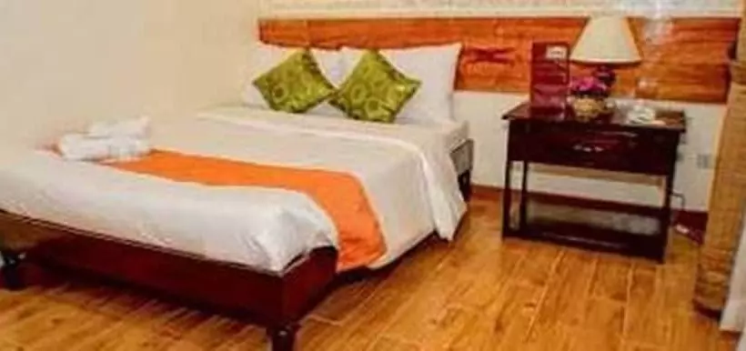 Farmhouse Hotel & Cafe