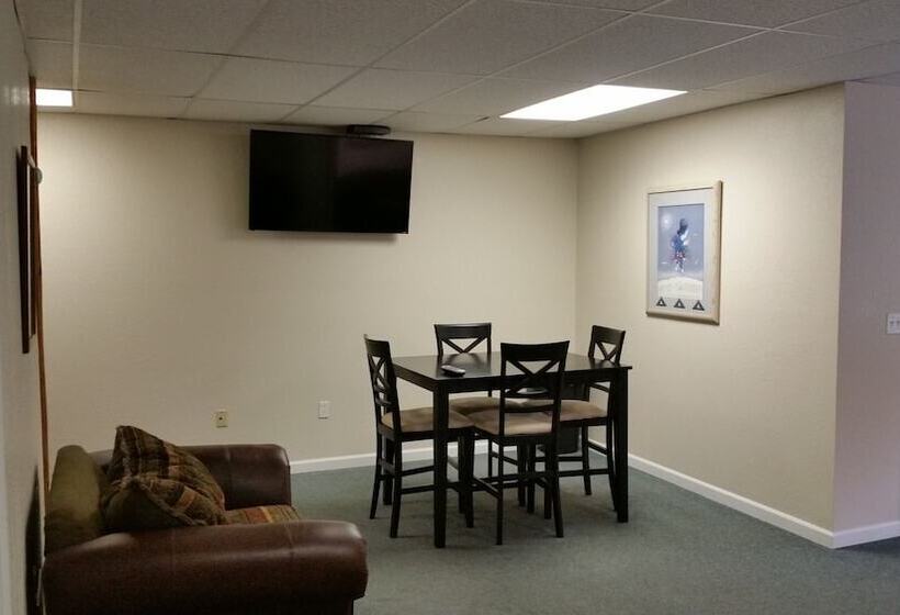 فندق على الطريق North Winds Lodge