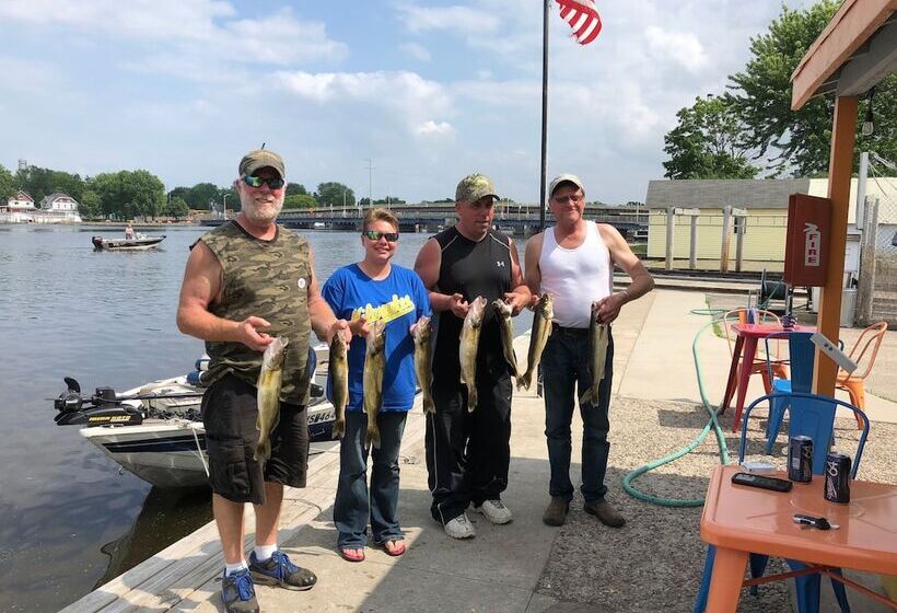 فندق على الطريق The Landing On The Wolf