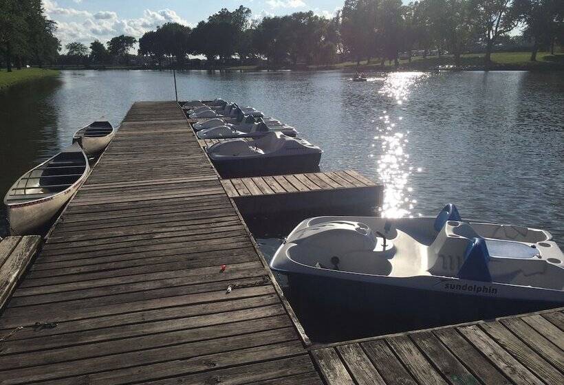 בית מלון כפרי Sunset Lakes Rv Resort