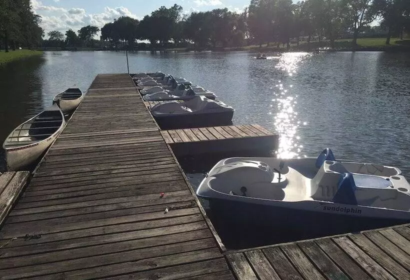 Hotelli Sunset Lakes Rv Resort