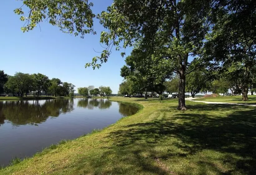 Hotelli Sunset Lakes Rv Resort