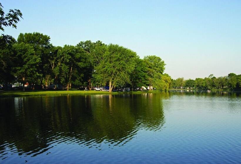 בית מלון כפרי Sunset Lakes Rv Resort