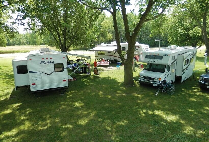 בית מלון כפרי Sunset Lakes Rv Resort