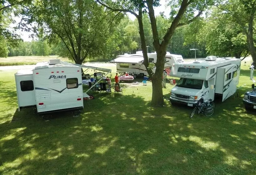 Hotelli Sunset Lakes Rv Resort