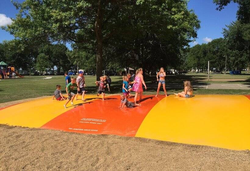 בית מלון כפרי Sunset Lakes Rv Resort