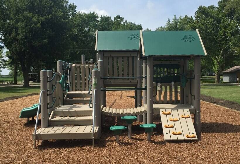 בית מלון כפרי Sunset Lakes Rv Resort