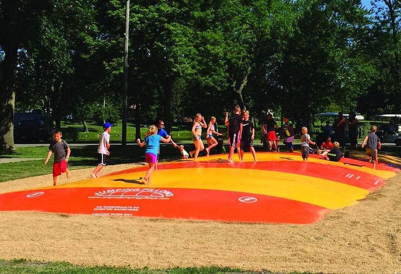 בית מלון כפרי Sunset Lakes Rv Resort