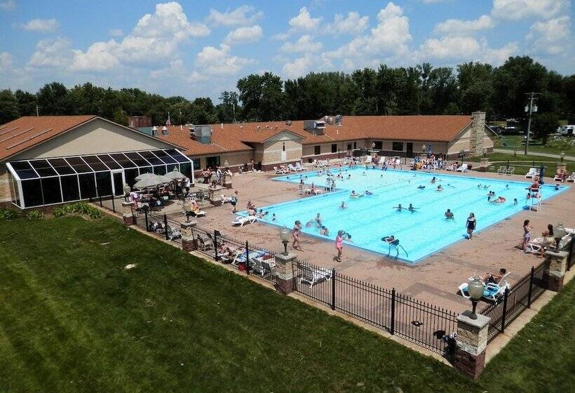 בית מלון כפרי Sunset Lakes Rv Resort