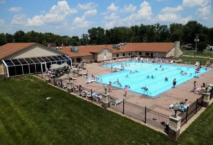 Hotelli Sunset Lakes Rv Resort