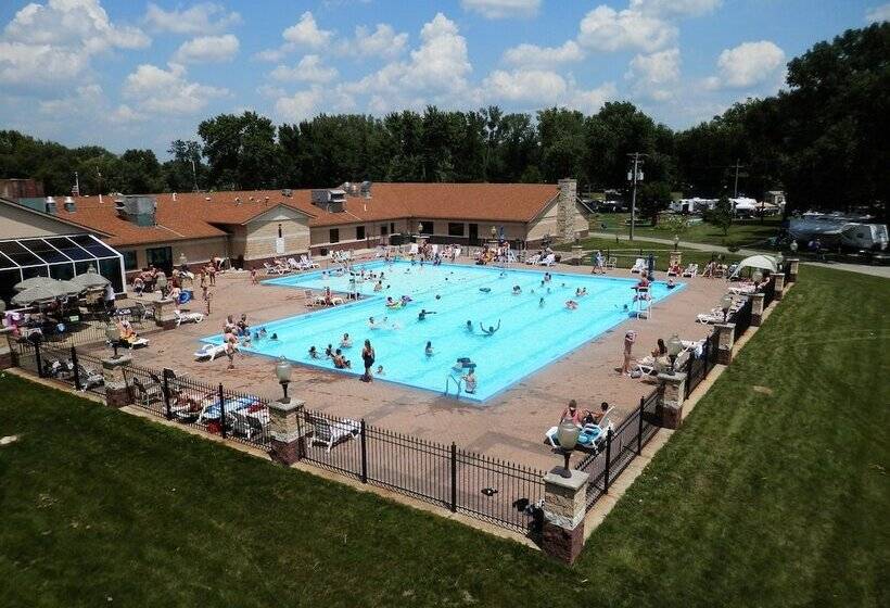 בית מלון כפרי Sunset Lakes Rv Resort