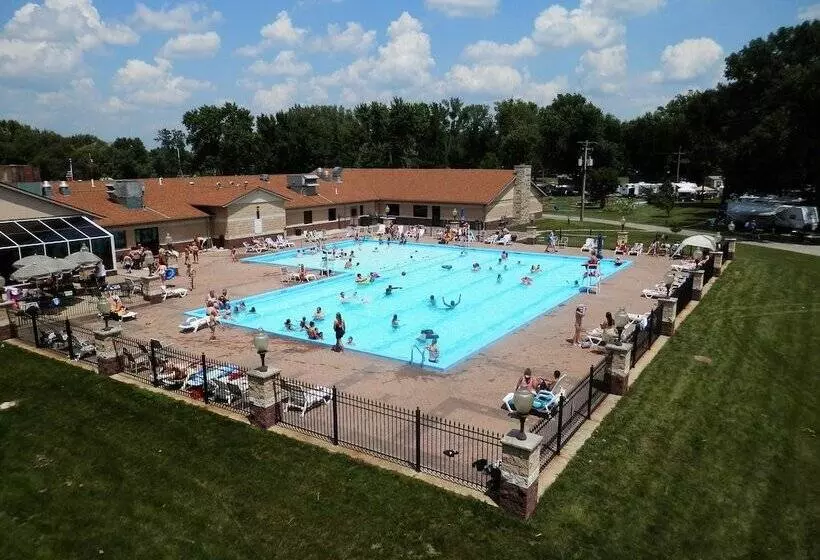 Hotelli Sunset Lakes Rv Resort