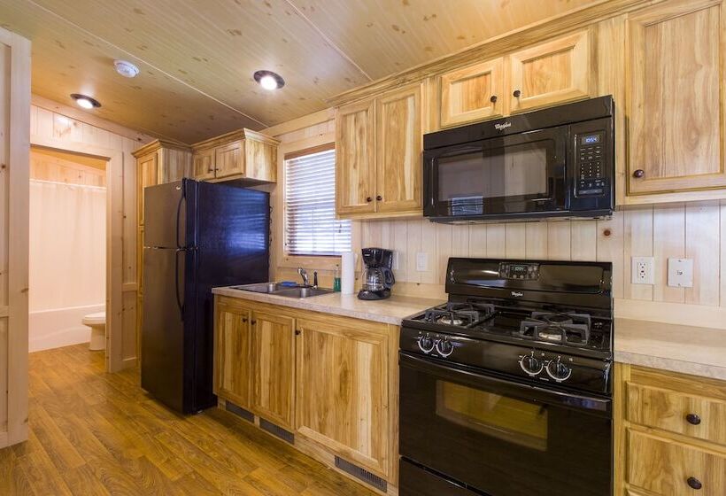 בית מלון כפרי Sunset Lakes Rv Resort