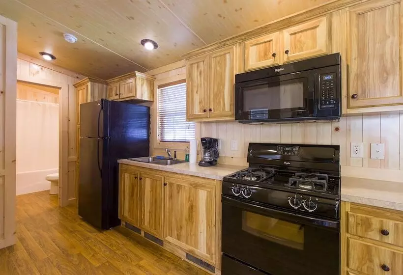 Hotelli Sunset Lakes Rv Resort