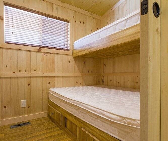 בית מלון כפרי Sunset Lakes Rv Resort