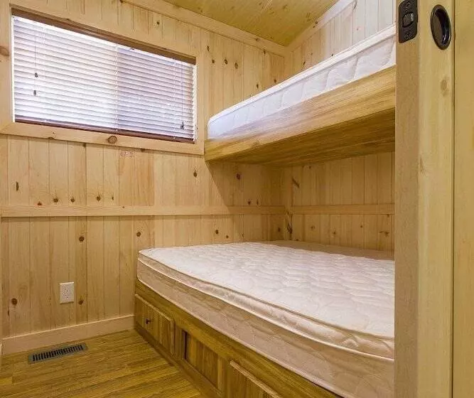 Hotelli Sunset Lakes Rv Resort