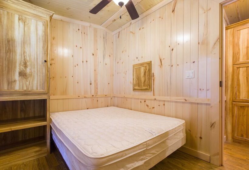 בית מלון כפרי Sunset Lakes Rv Resort