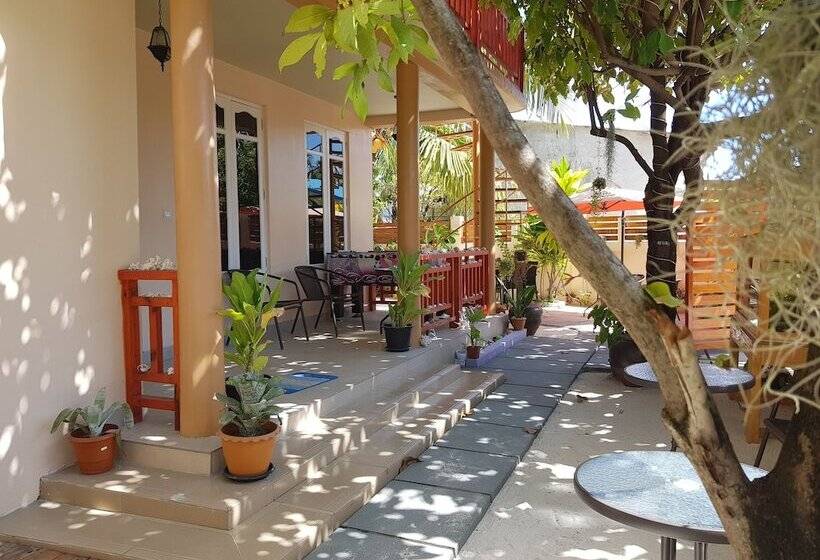 هتل Village Life Maldives